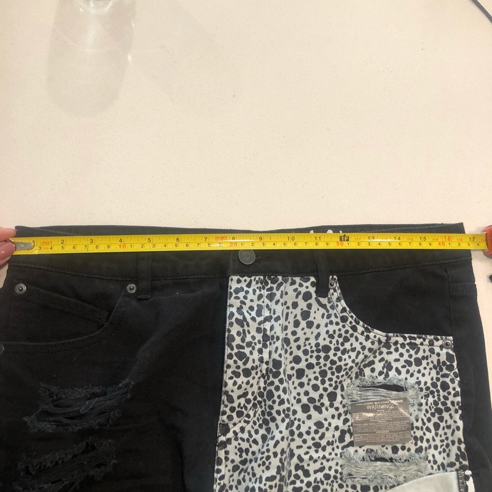 🎉CLEARANCE🎉 Volcom High-Waisted Jean Shorts - Picture 4 of 5